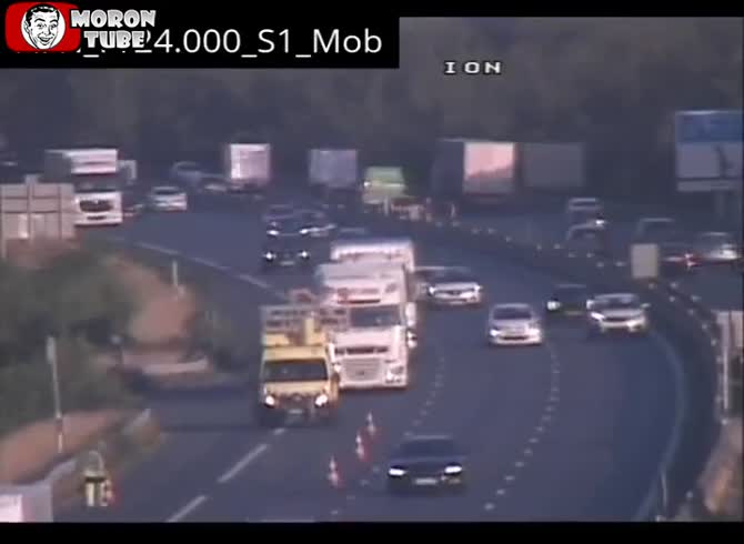 Video :On the A7 (France), a distracted truck driver nearly causes a catastrophic collision